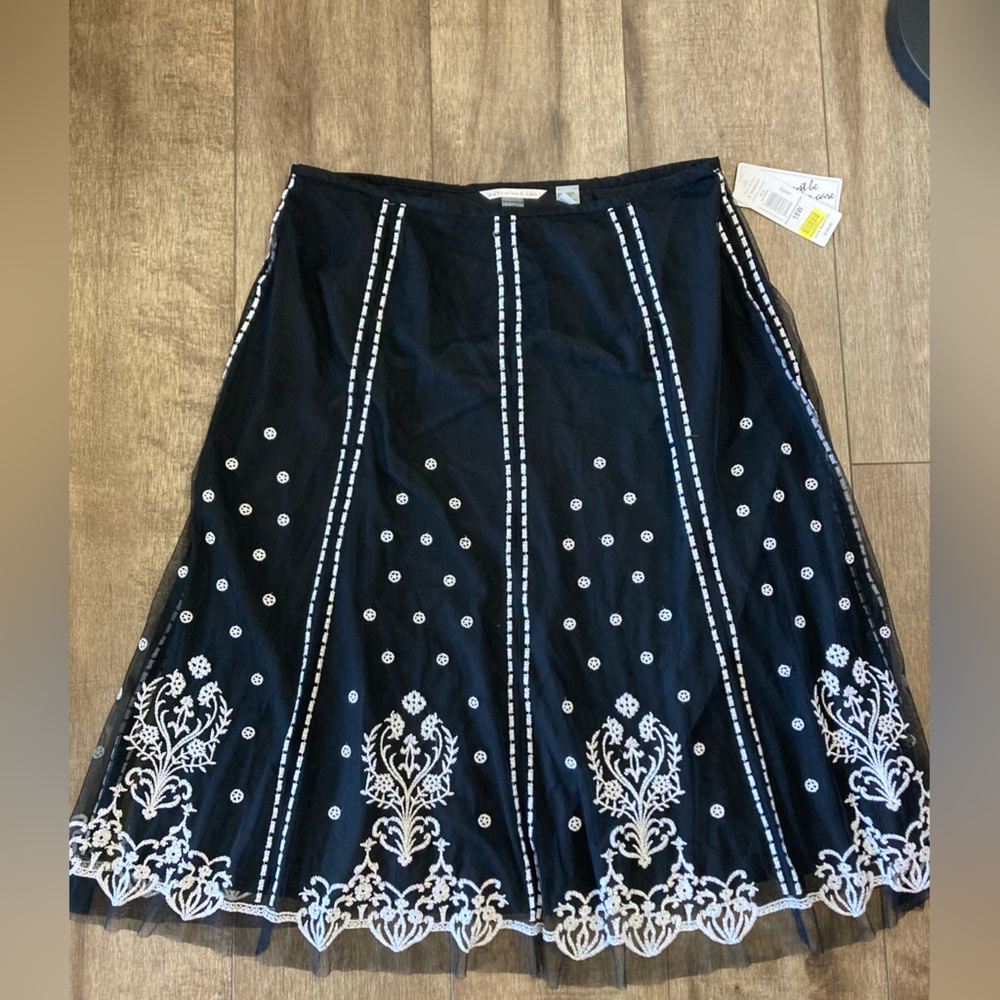 Peter Nygard W 18 Black with White Embroidery Aline Lined Skirt